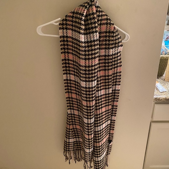 David & Young Houndstooth Scarf / Wrap - Picture 2 of 2